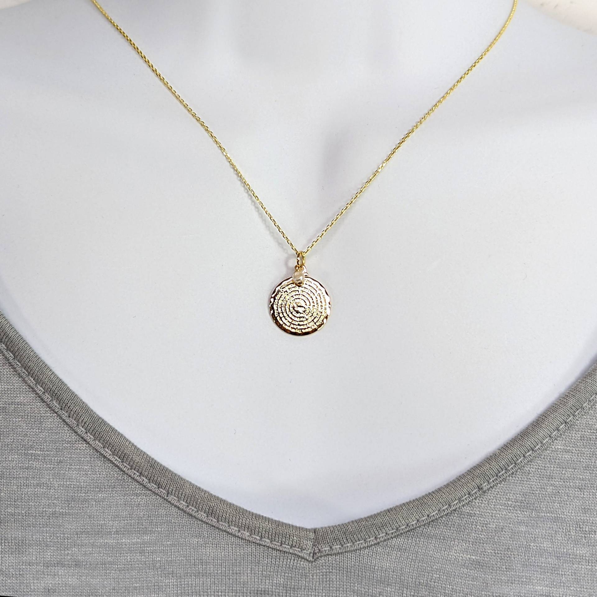 Mini Scalloped Gold Layered Unserer Vater Lord's Prayer Halskette Mini Scalloped Gold Layered Unserer Vater Lord's Prayer Halskette von ConnieMoonJewelry