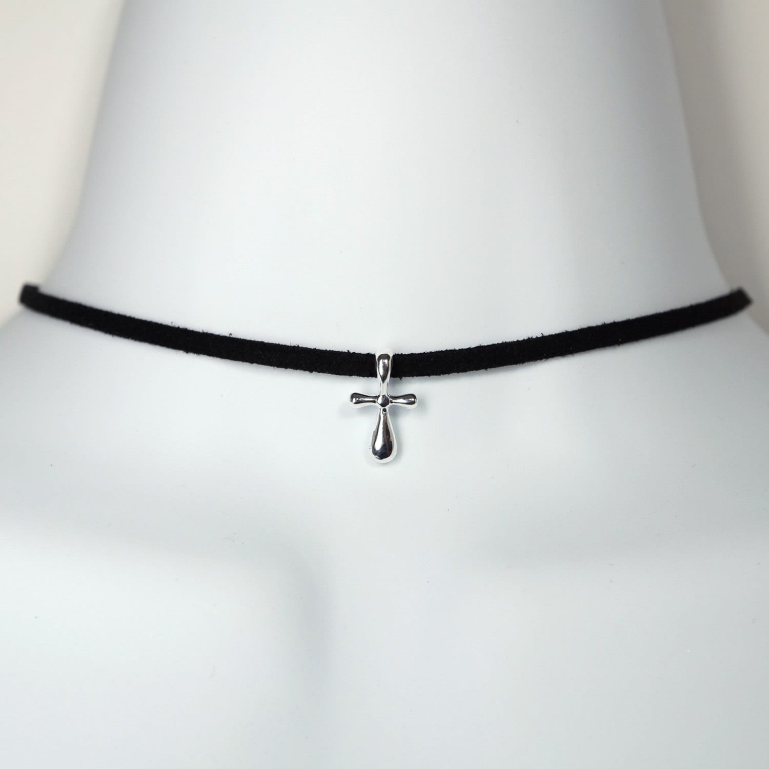 Schlichtes Silberfarbenes Kreuz Halsband Schlichtes Silberfarbenes Kreuz Halsband von ConnieMoonJewelry