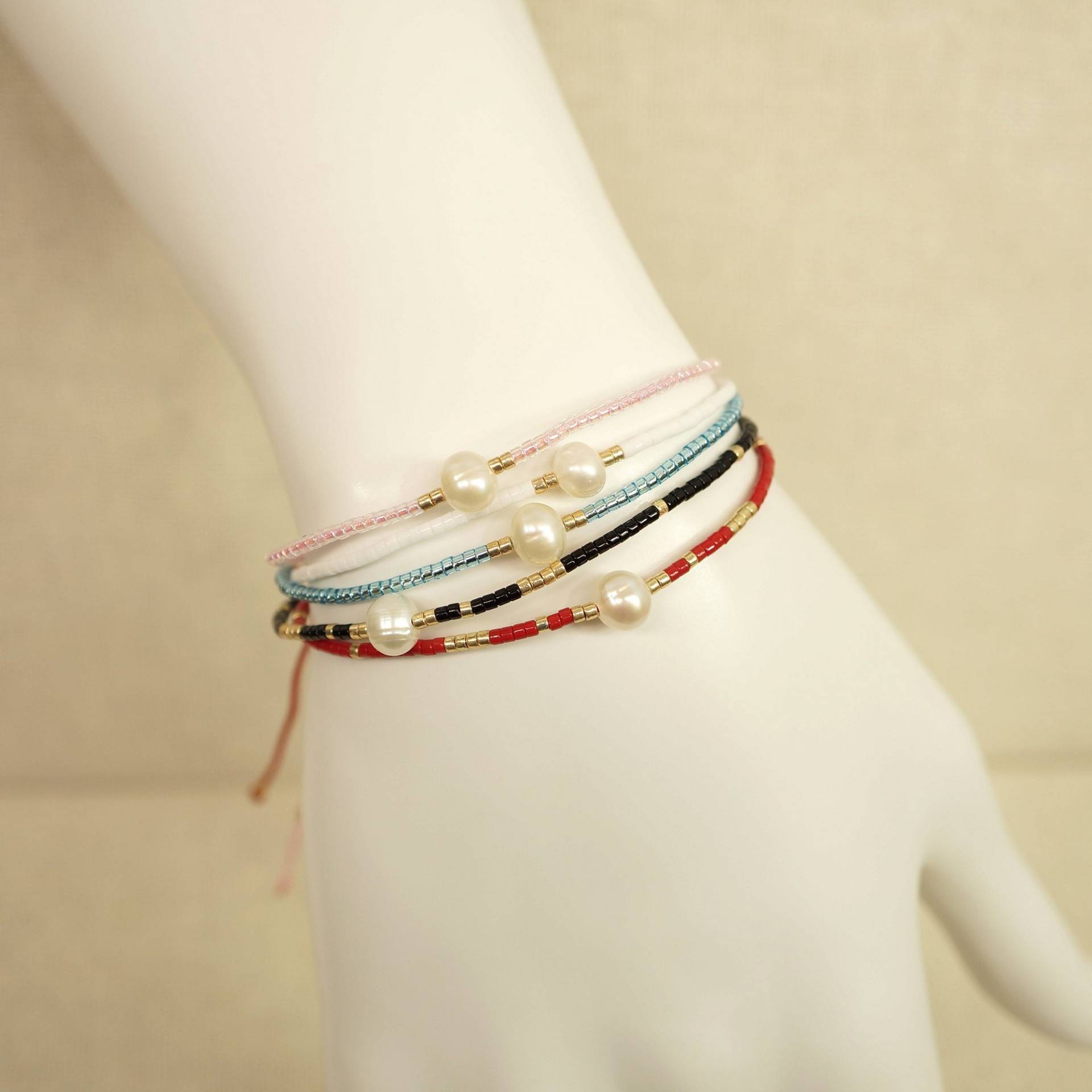 Süßwasserperlen Micro Bead Kordelzug Armband Süßwasserperlen Micro Bead Kordelzug Armband von ConnieMoonJewelry