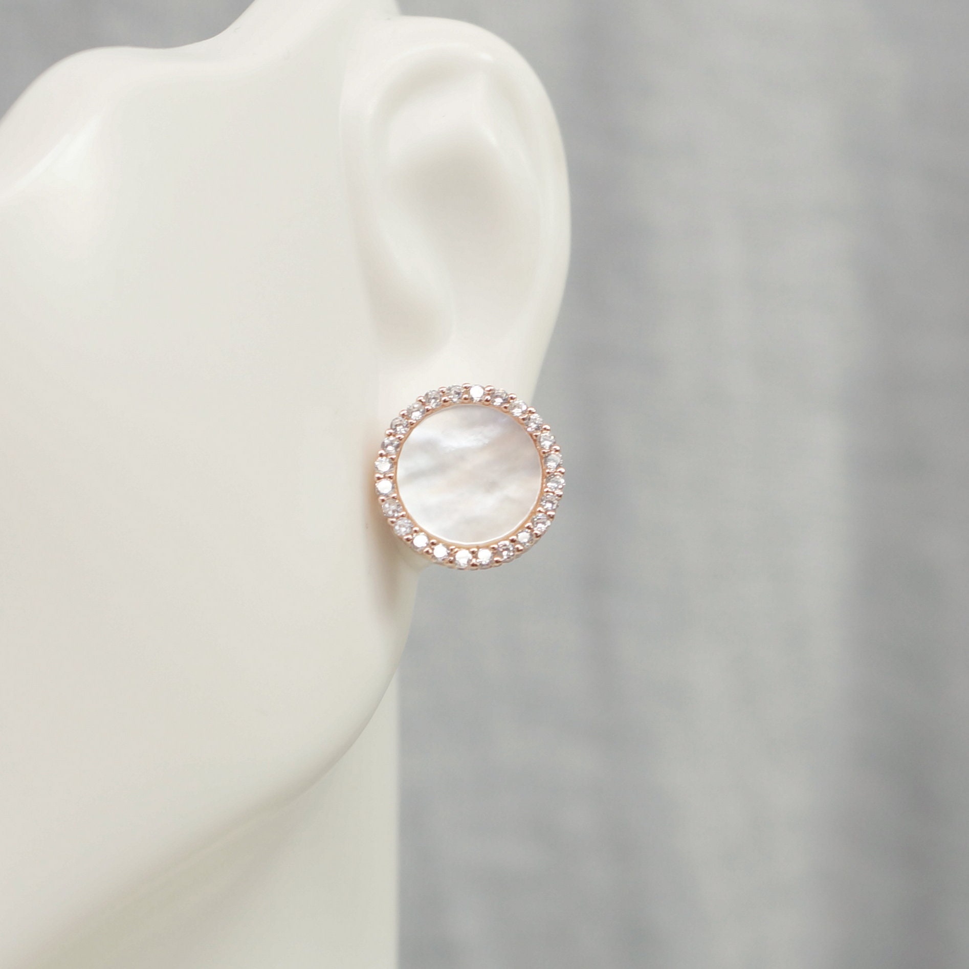sterling Silber Cz Lünette Mutter Der Perle Disc-Ohrring sterling Silber Cz Lünette Mutter Der Perle Disc-Ohrring von ConnieMoonJewelry