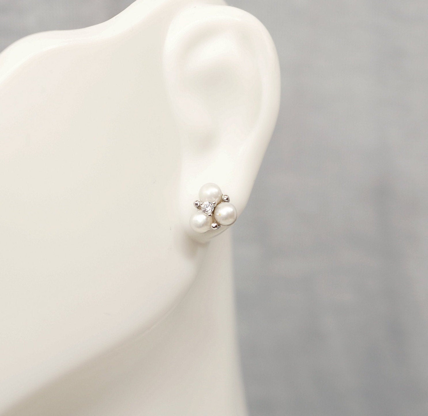 sterling Silber Cz Süßwasser Tri Perlen Ohrstecker sterling Silber Cz Süßwasser Tri Perlen Ohrstecker von ConnieMoonJewelry