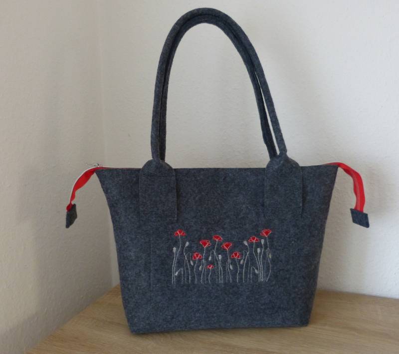 Filztasche "Rote Mohnblume" Nr. 2 von ConnysKleineNaehwelt