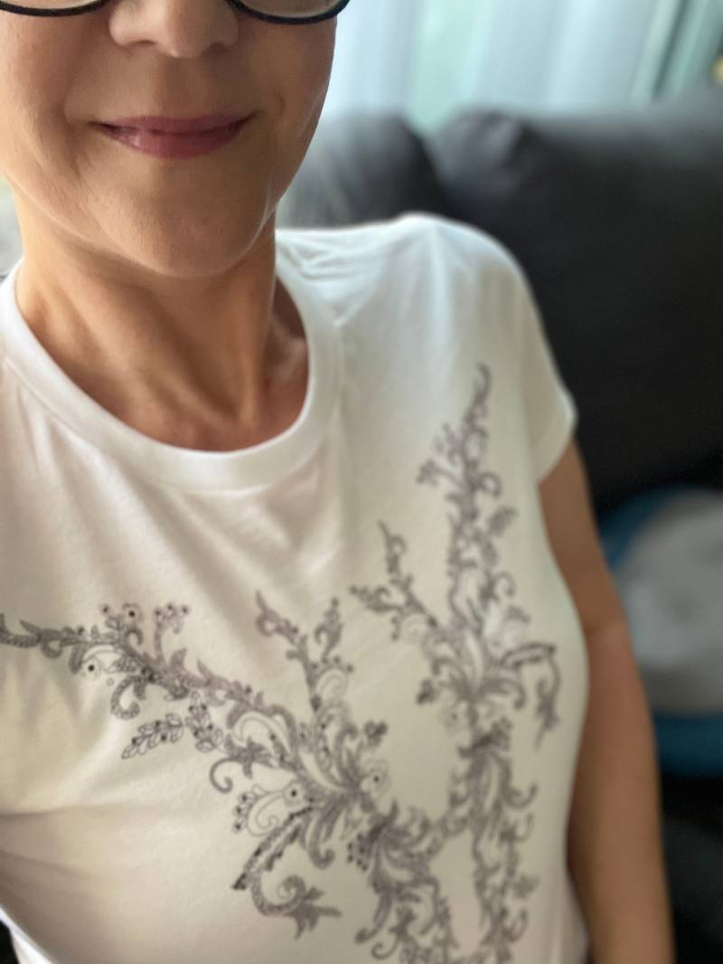 Das Lieblings T-Shirt Für Frauen Superbequem Rundhals Blumenmuster Im V-Ausschnitt Rückenaufschrift Love Magic High Vibes All Day von ConsciousInTheNow