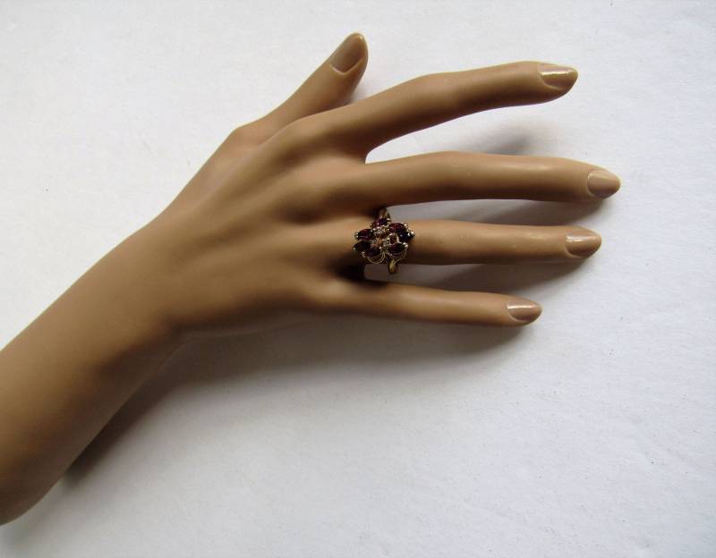 Espo Atemberaubender Marquise Amethyst & Cz 14 Kt G E Vintage Cluster Ring Sz. 6, 75cm von ConsignmentExchange