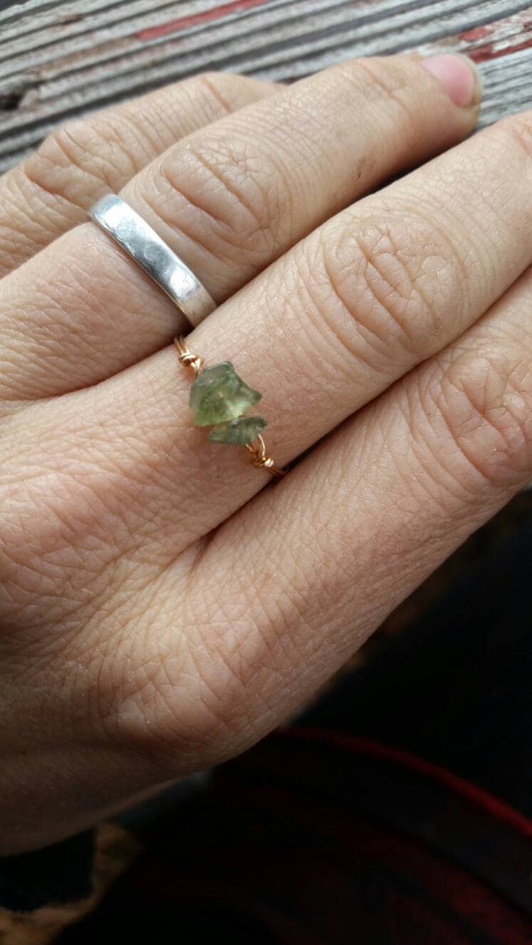Grüner Apatit-Kristallring - Auf Bestellung, Individuelle Ringe, Kristallring, Zierlicher Ring, Stapelring, Midiring, Bronzering, Sterlingsilber von ConstantRuckus