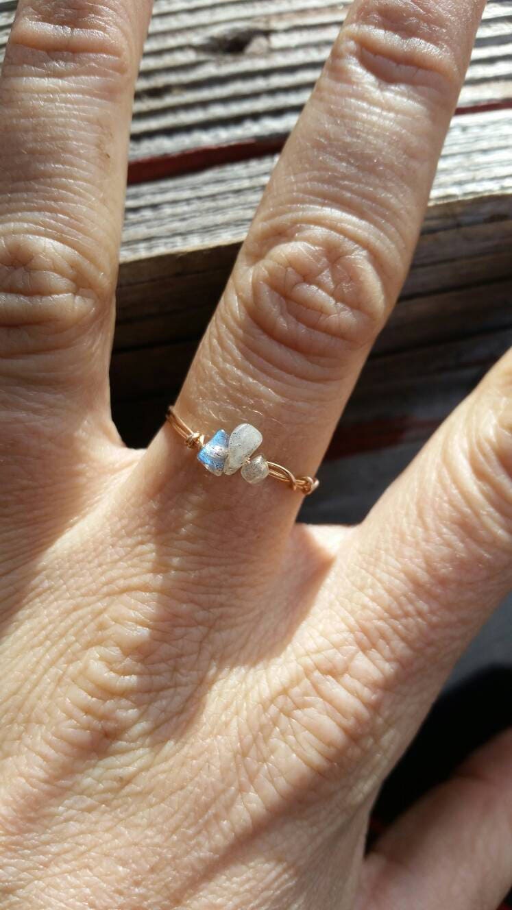 Labradorit-Kristallring - Auf Bestellung, Benutzerdefinierte Ringe, Kristallring, Zierlicher Ring, Stapelring, Midiring, Bronzering, Sterlingsilber Labradorit-Kristallring - Auf Bestellung, Benutzerdefinierte Ringe, Kristallring, Zierlicher Ring, Stapelring, Midiring, Bronzering, Sterlingsilber von ConstantRuckus