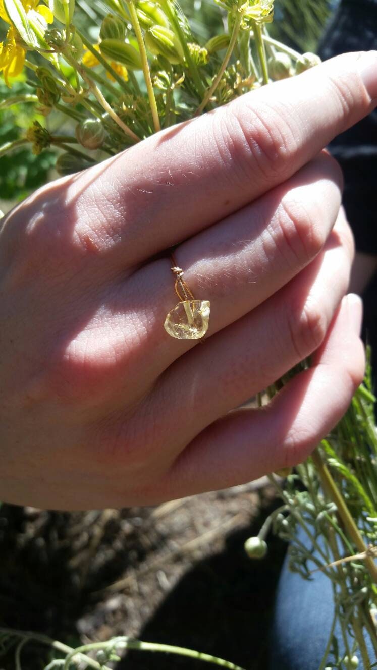 Limitierte Menge Goldener Rutilquarzkristall Zierlicher Ring Im Einfachen Stil, Stapelringe, Edelsteinringe, Bronze Oder Sterlingsilberring, Gold von ConstantRuckus