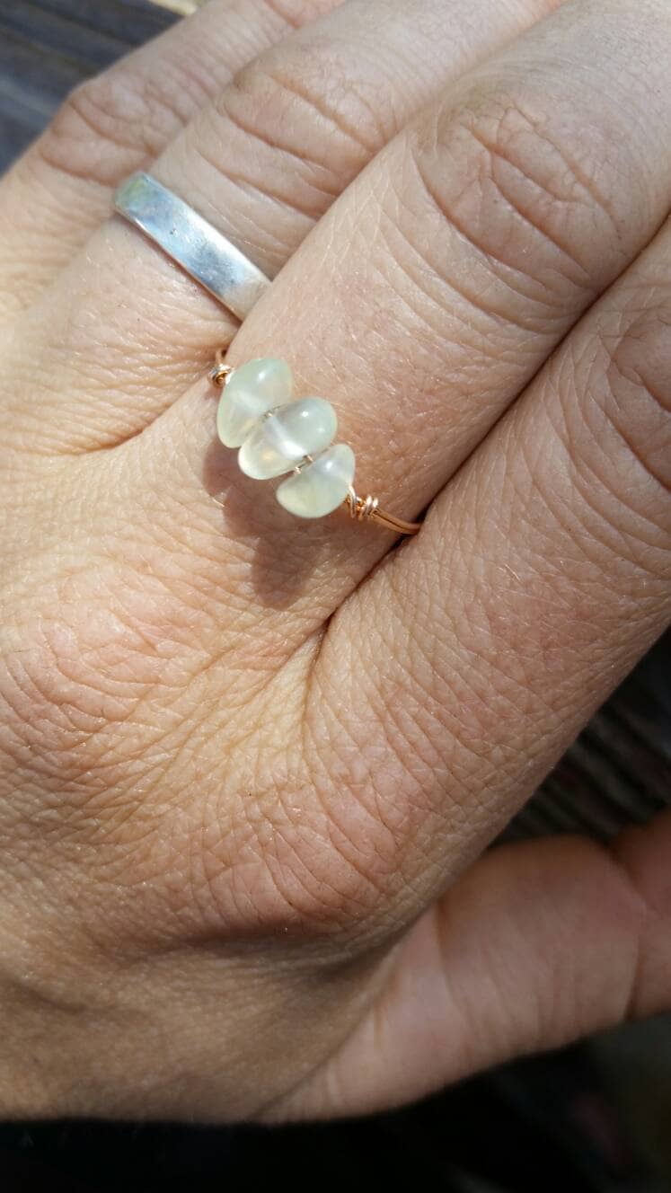 Prehnit Kristall Ring - Auf Bestellung. Zarter Prehinit-Ring, Reiner Silber - Oder Bronzedraht, Schlichter Zierlicher Ring Prehnit Kristall Ring - Auf Bestellung. Zarter Prehinit-Ring, Reiner Silber - Oder Bronzedraht, Schlichter Zierlicher Ring von ConstantRuckus