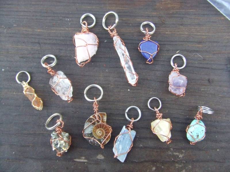 Rohe, Natürliche Kristallschlüsselketten/Haustierkragencharme Wählen Sie Den Kristall Taschenanhänger, Welpen Charme, Kitty Katzen Rohe, Natürliche Kristallschlüsselketten/Haustierkragencharme Wählen Sie Den Kristall Taschenanhänger, Welpen Charme, Kitty Katzen von ConstantRuckus