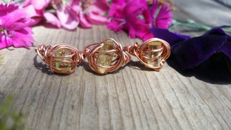 Roher Apatit-Kristall-Ring, Kupfer-Apatit-Ring, Gelber Apatit-Ring, Sterling Silber-Apatit-Ring, Apatit-Kristallring Roher Apatit-Kristall-Ring, Kupfer-Apatit-Ring, Gelber Apatit-Ring, Sterling Silber-Apatit-Ring, Apatit-Kristallring von ConstantRuckus