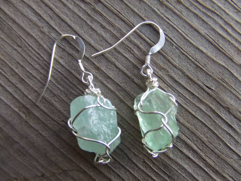 Smaragd Grüne Calcit Kristall Ohrringe Mit Sterling Silber Haken Smaragd Grüne Calcit Kristall Ohrringe Mit Sterling Silber Haken von ConstantRuckus