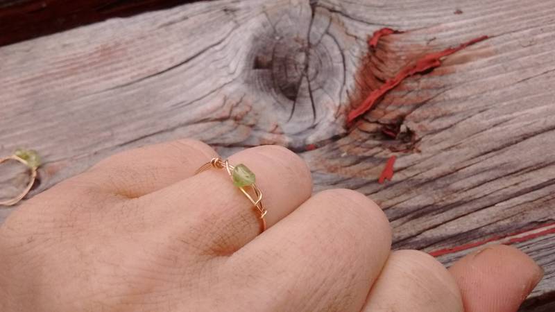 Zierlicher, Süßer Peridot Ring Auf Bestellung, Sterling Silber Ring, Bronze 925 Olivin Erschwingliche Ringe Zierlicher, Süßer Peridot Ring Auf Bestellung, Sterling Silber Ring, Bronze 925 Olivin Erschwingliche Ringe von ConstantRuckus