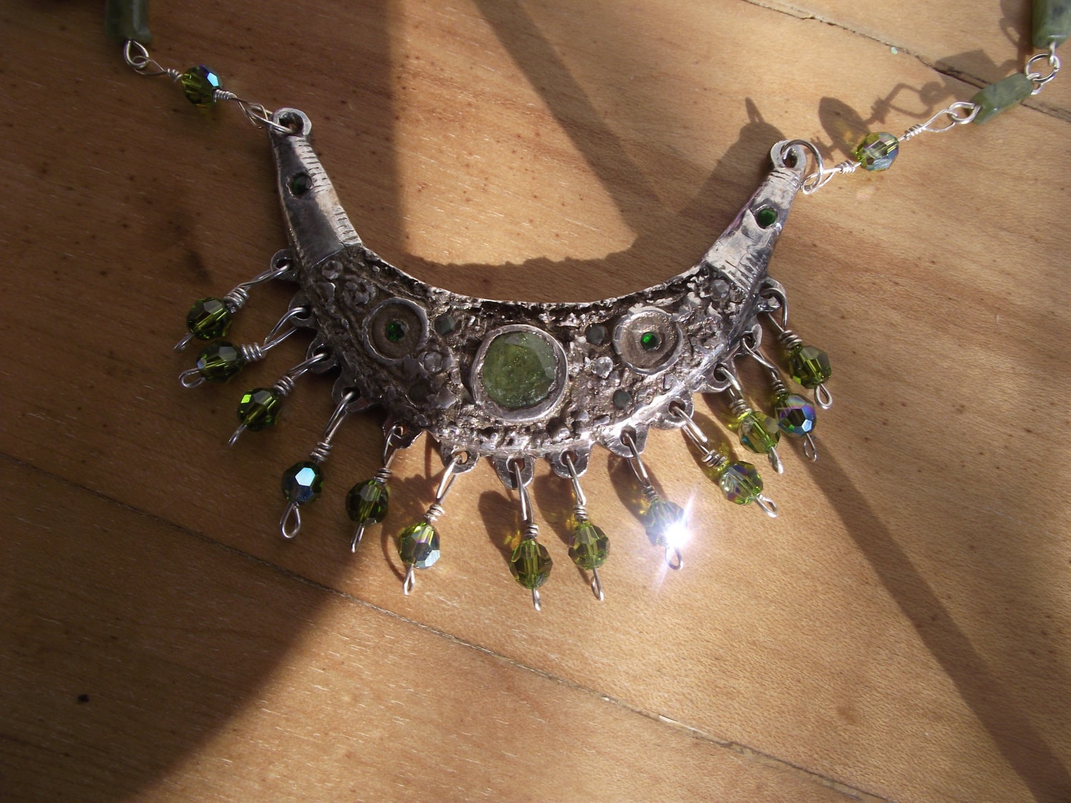 Filigrane Feinsilberkette Mit Großem Grünen Granat Filigrane Feinsilberkette Mit Großem Grünen Granat von ConteJewelryDesigns
