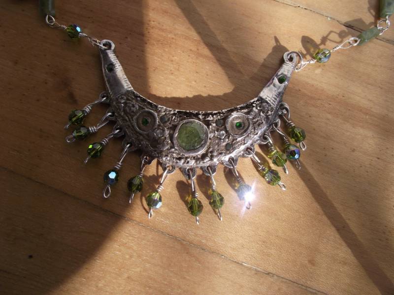Filigrane Feinsilberkette Mit Großem Grünen Granat Filigrane Feinsilberkette Mit Großem Grünen Granat von ConteJewelryDesigns