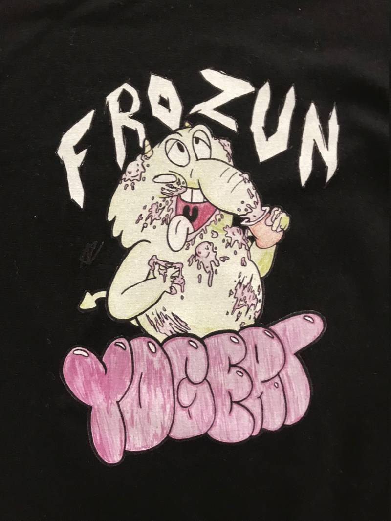 Frozun Yogert Unisex Herren Damen Jugend Schwarz/Weiß Kurzarm Zeichnung Grafik Design T-Shirt von ContentGraphics