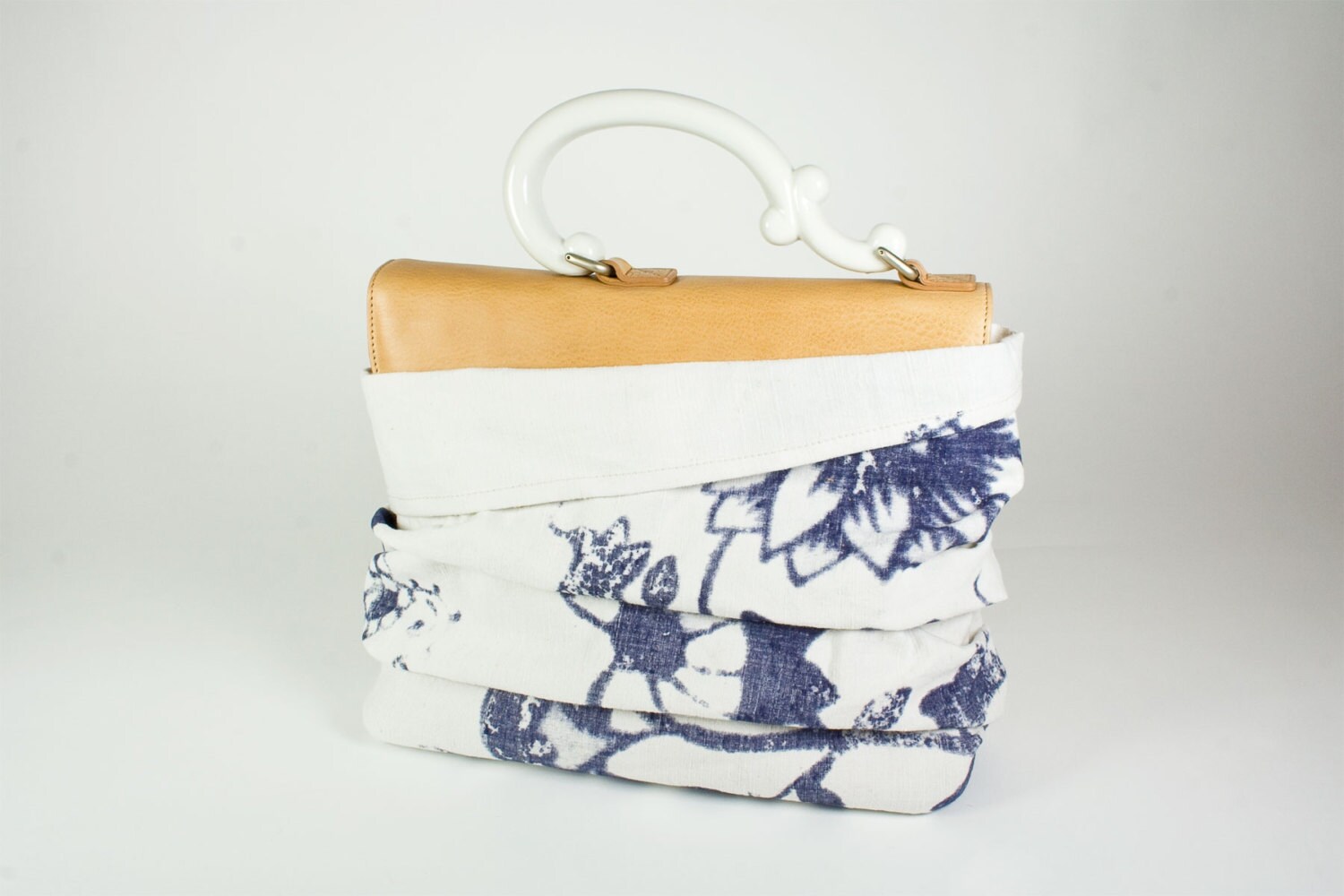 Lederhandtasche Mit Porzellangriff Dockerhandbag Le Onion Pattern von ContentandContainer