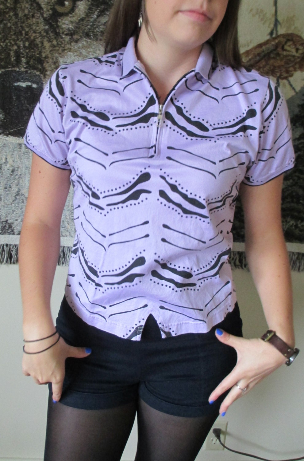 80Er Jahre Pastell Lila/Lavendel Zip Bis Kurzarm-Polo W Schwarz Tier Muster von ContinentalThrift