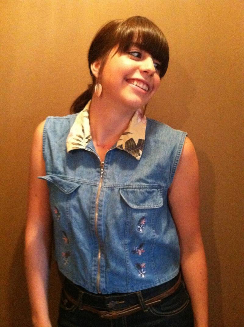 Damen Ärmellose Jeansweste Mit Floralen Kragen Und Stickerei von ContinentalThrift