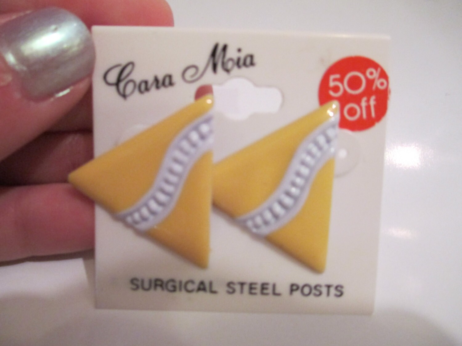 Jahrgang Cara Mia Gelb Und Weißen Dreieck Ohrstecker in Originalverpackung von ContinentalThrift