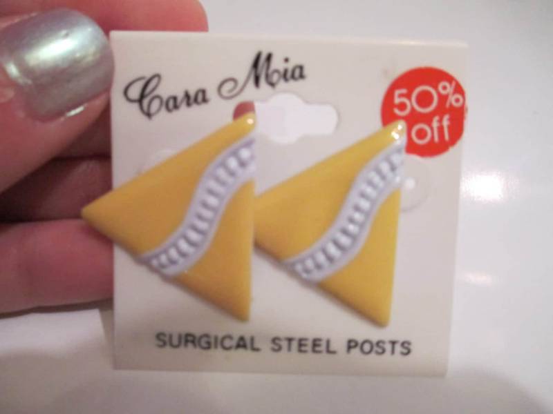 Jahrgang Cara Mia Gelb Und Weißen Dreieck Ohrstecker in Originalverpackung von ContinentalThrift