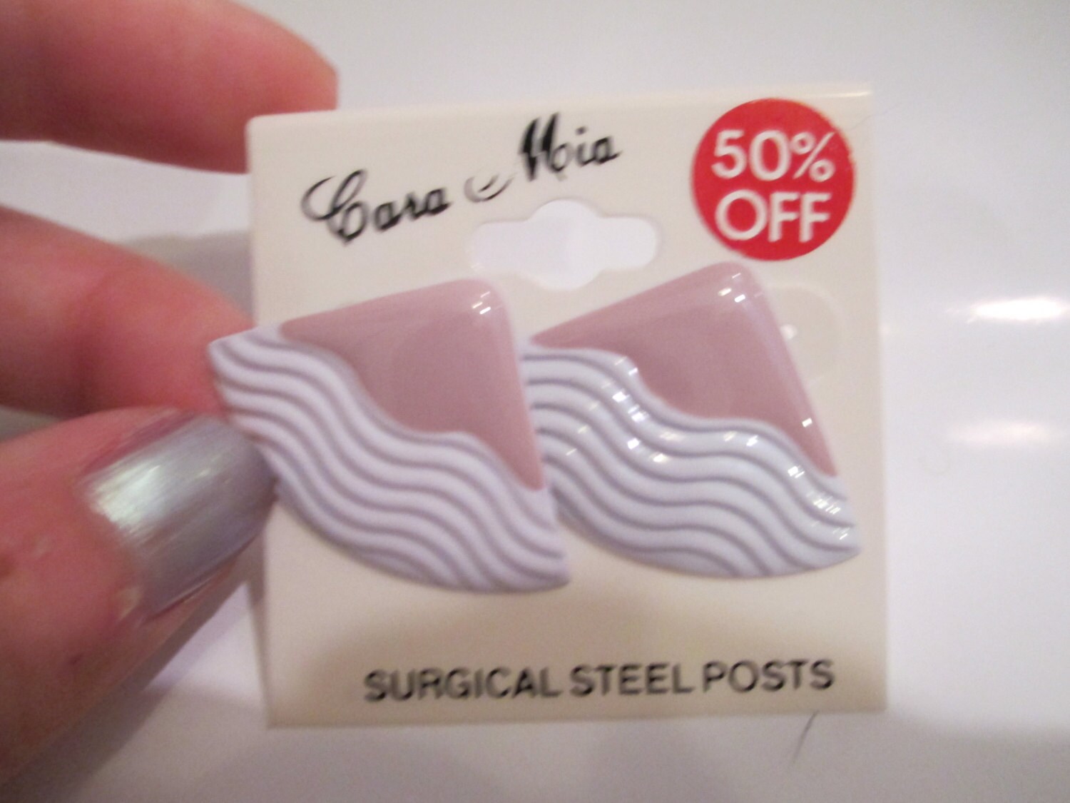 Jahrgang Cara Mia Lila Und Weißen Dreieck Ohrstecker in Originalverpackung von ContinentalThrift