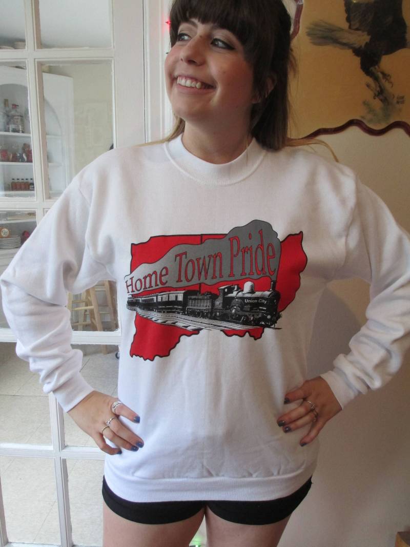 Jahrgang Crewneck Sweatshirt Rundhals Weiß Und Rot "Heimatstadt Stolz" W/Union City Zug Grafik-Züge von ContinentalThrift