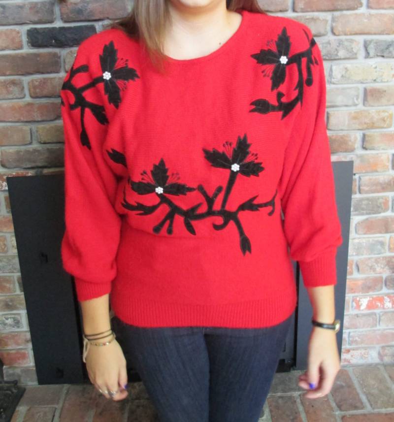 Jahrgang Rot Und Schwarz Gestickte Blumen Weihnachten Pullover von ContinentalThrift