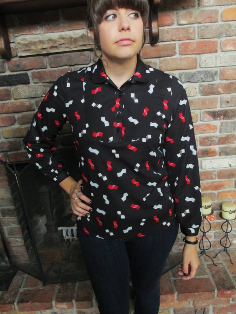 Jahrgang Schwarz, Rot Und Weiß Zick Zack Konfetti Muster Bluse Lange Ärmel, Kragen von ContinentalThrift