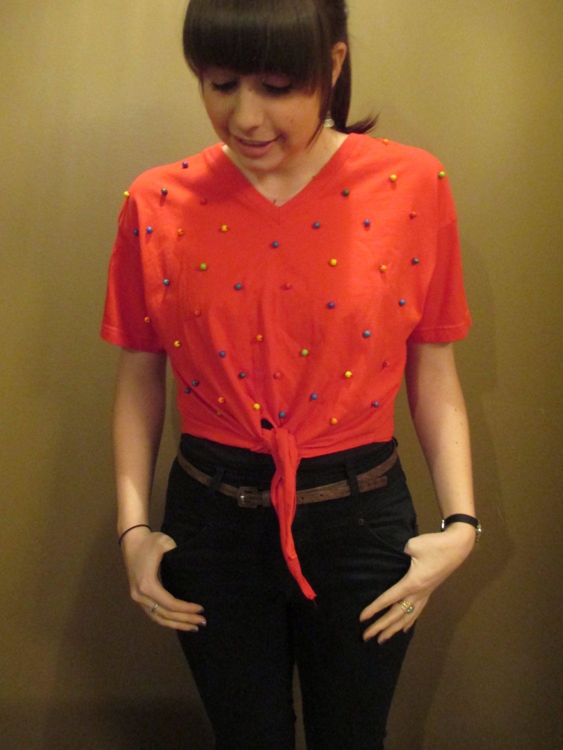 Rote Perlen Jahrgang Ernte Oben V Neck T-Shirt W/Krawatten Unten von ContinentalThrift