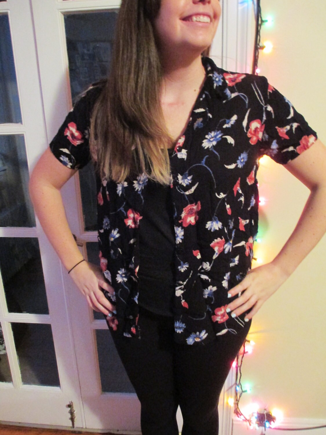 Schwarze Kurzarm Vintage Floral Button-Down-W/Blau Und Rosa Blume Wiederholen Muster Drucken von ContinentalThrift