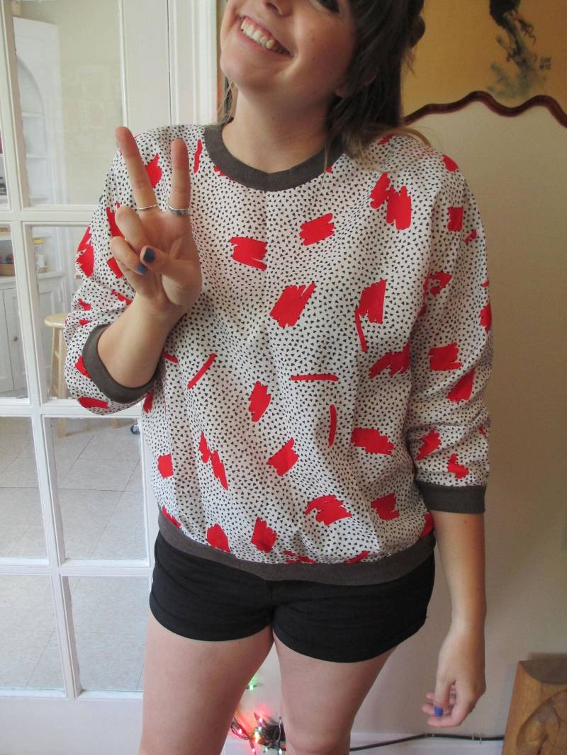 Vintage 80Er Jahre Muster Weißen, Roten Und Schwarzen Pullover Bluse Mit Dreieck Zick Zack Graffiti Zu Wiederholen von ContinentalThrift