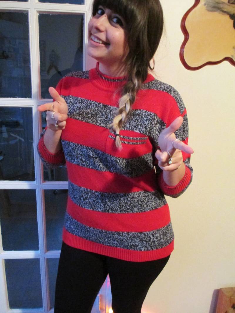 Vintage Damen Rot Und Statisch Grau Gestreifter Pullover Mit Brusttasche - Streifen von ContinentalThrift