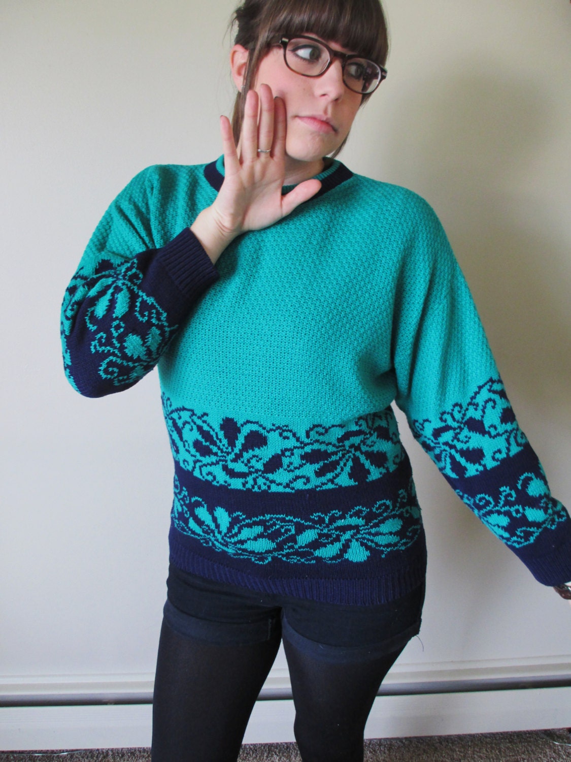 Vintage Navy Blau Und Blaugrün Blumenmuster Crewneck Pullover W/Passende Hülse Detail von ContinentalThrift