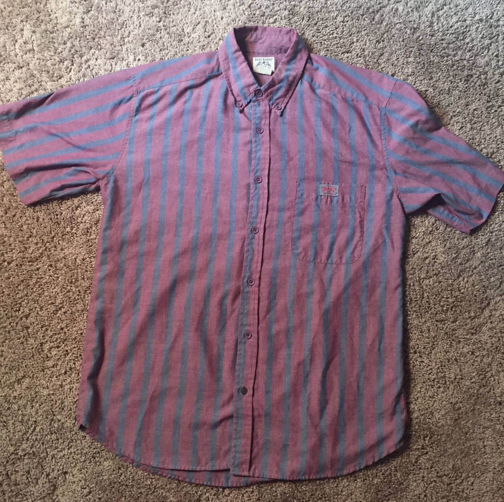 Vintage-Rot Und Grau Kurzarm Button-Down Hemd Mit Roten Grauen Vertikalen Streifen Muster Fronttasche von ContinentalThrift