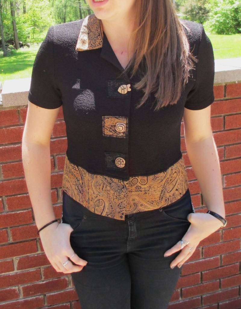 Vintage-Schwarz Und Braun-Kurzarm-Bluse W/Muster Auf Taille, Kragen Einzigartige Tasten von ContinentalThrift