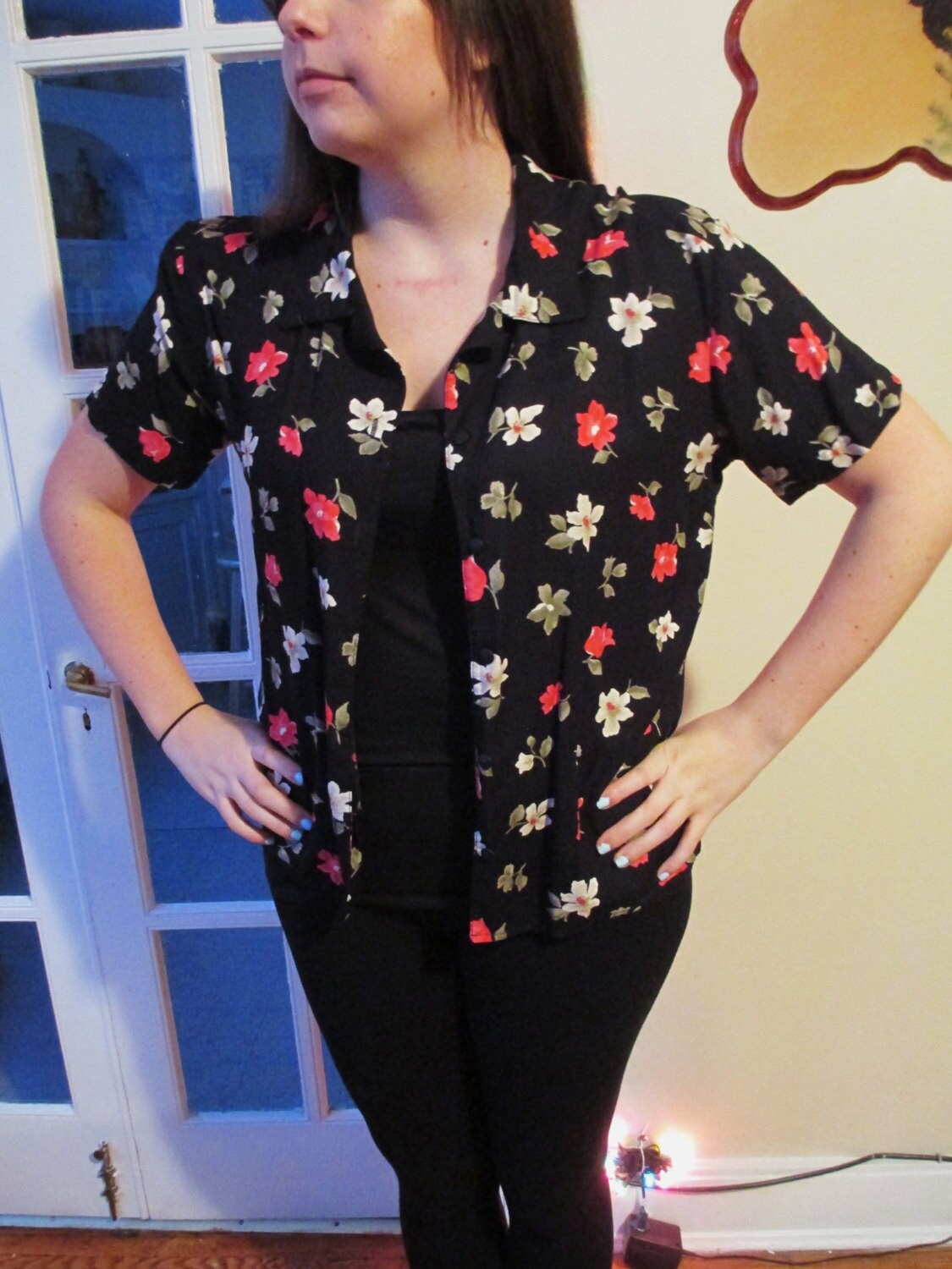 Vintage Schwarze Blumen Muster Kurzarm Button-Down-Hemd W/Rosa Rot Und Beige Braun Blumenmuster von ContinentalThrift