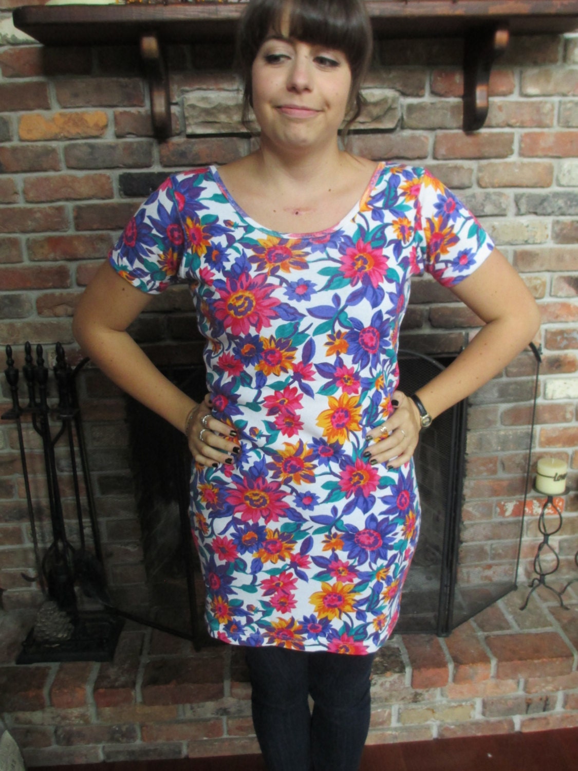 Vintage Weiße Blumen Muster/Drucken Ein Gut Sitzendes Kleid von ContinentalThrift