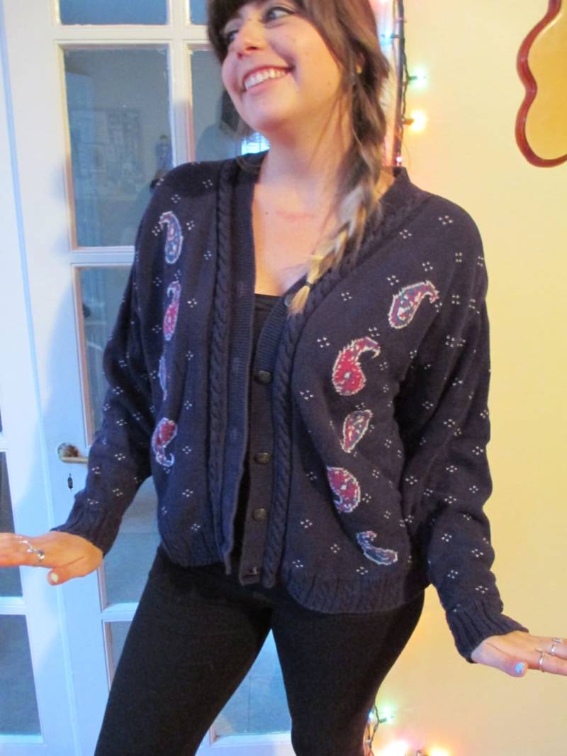 Weinlese-Frauen Marine Blau Und Rosa Paisley-Muster Button-Down-Cardigan/Pullover von ContinentalThrift