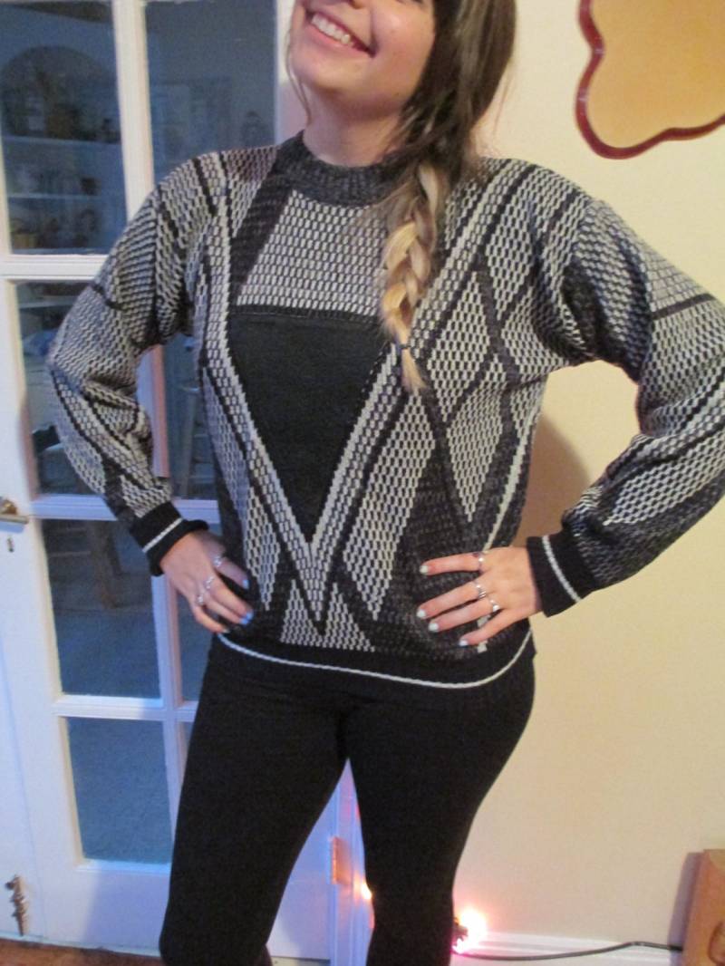 Weinlese-Frauen Schwarz, Weiß Und Grau Pullover W/Leder Dreieck Muster Detail Opa von ContinentalThrift