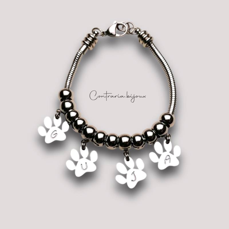 Schlangenarmband Mit Pfotenanhänger Eingravierter Initiale Schlangenarmband Mit Pfotenanhänger Eingravierter Initiale von ContrariaBijoux