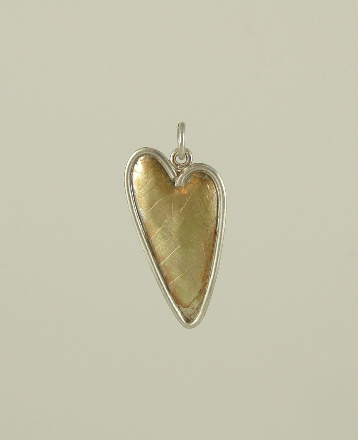 Messing Herz Anhänger/Charm Mit Sterling Silber Trimmen Messing Herz Anhänger/Charm Mit Sterling Silber Trimmen von ContraryMaryJewelry