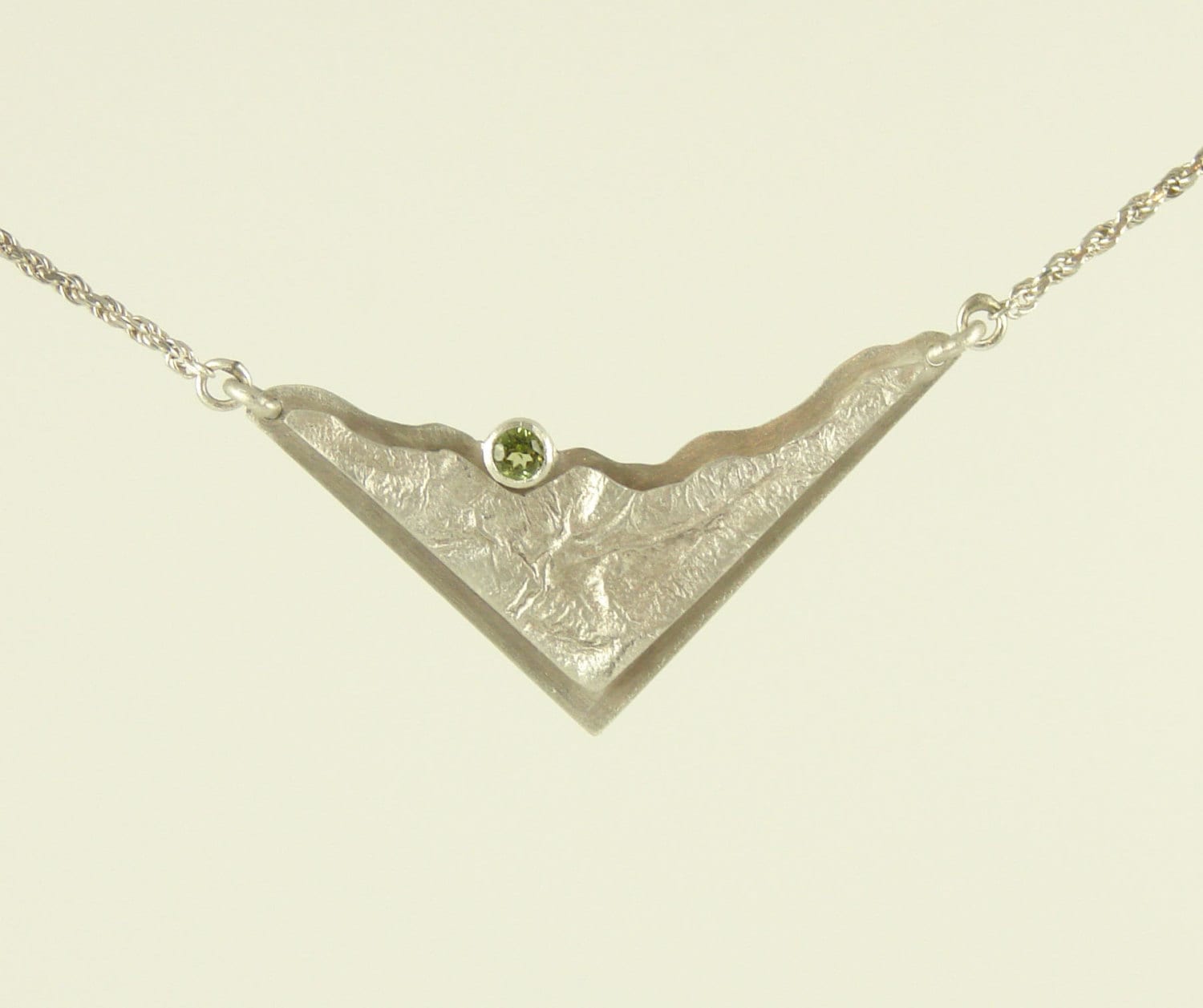 Peridot Anhänger in Zwei Stufen - Retikulierte Sterling Peridot Anhänger in Zwei Stufen - Retikulierte Sterling von ContraryMaryJewelry