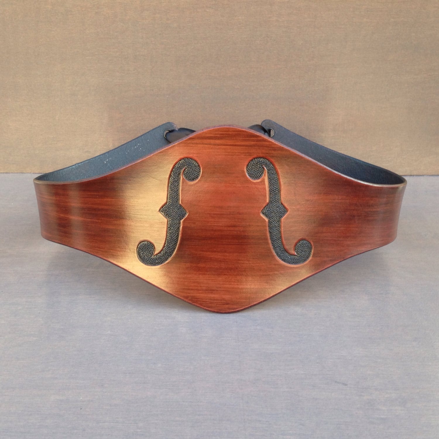 Die Muse Ribbon Schnürung Zurück Punzierter Leder Breiter Mahagoni Violine F-Löcher Gürtel von ContrivedtoCharm