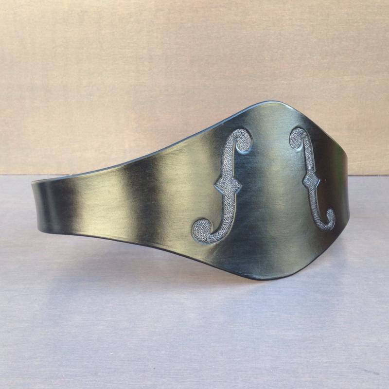 Die Muse Solid Schwarz Und Silber Punzierte Leder Breite Violine F-Löcher Gürtel von ContrivedtoCharm