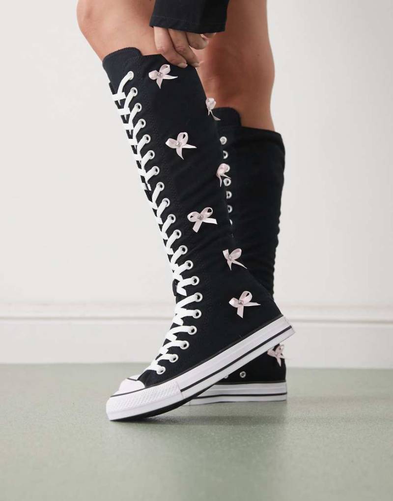 Converse - Chuck Taylor All Star Hi Lift - Kniehohe Sneaker in Schwarz mit Schleifen von Converse