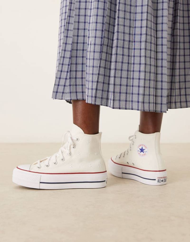 Converse - Chuck Taylor All Star Hi Lift - Sneaker in Weiß mit Stern-Stickerei und Plateausohle von Converse