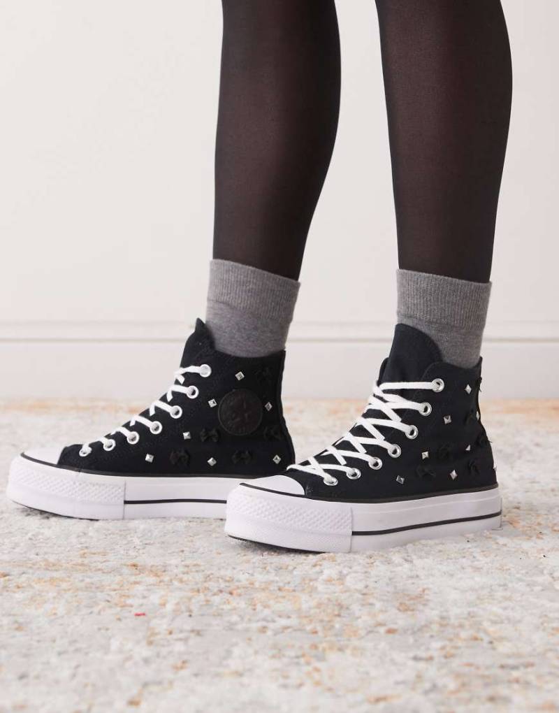 Converse - Chuck Taylor All Star Lift Hi - Sneaker in Schwarz mit Plateausohle, Schleifen und Nieten von Converse