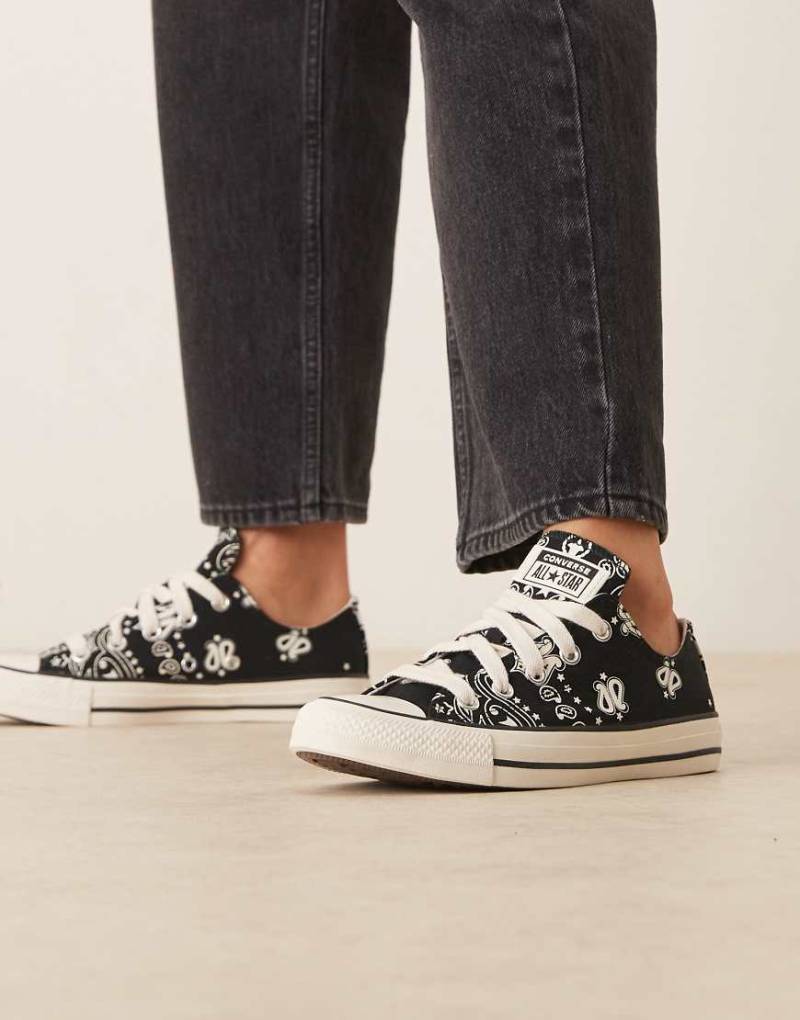 Converse - Chuck Taylor All Star Ox - Sneaker in Schwarz mit Paisleymuster in Weiß von Converse