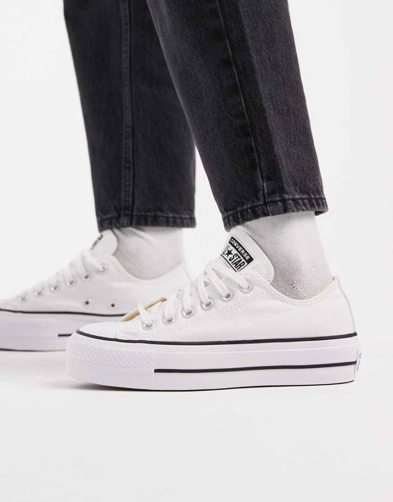 Converse - Chuck Taylor Lift Ox - Sneaker in Weiß mit Plateausohle von Converse