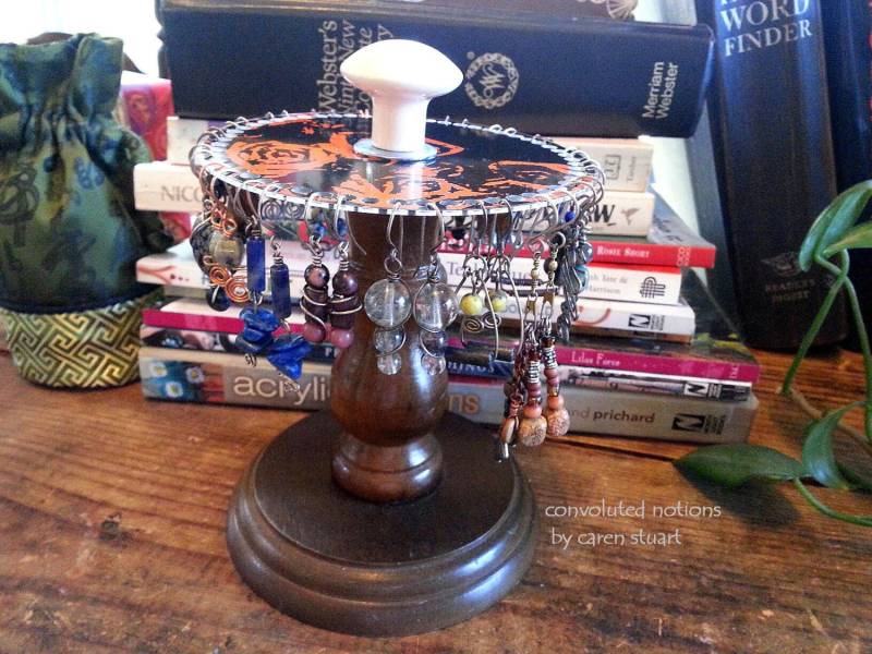 Handgemachte Ohrring Halter Schmuck Veranstalter Aus Vintage Holz Kerzenleuchter Umfunktioniert Musik Cd Und Porzellan Knopf Display von ConvolutedNotions